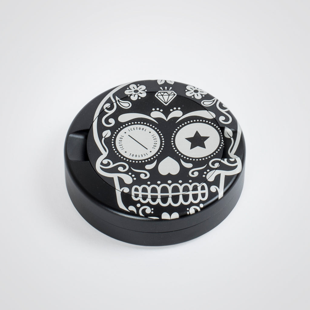 Icetool The Can, black aluminum snus can for portion snus and nicotine pouches. Extra storage under the lid for used portions. Black aluminum with Sugar Skull graphics.