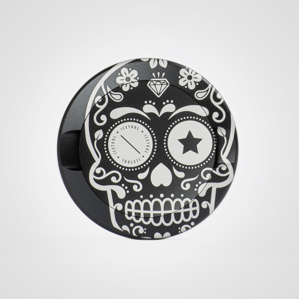 Icetool The Can, black aluminum snus can for portion snus and nicotine pouches. Extra storage under the lid for used portions. Black aluminum with Sugar Skull graphics.