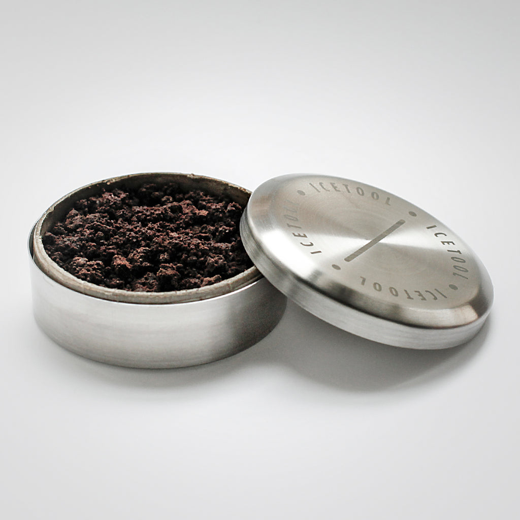 Icetool Tin Can snus box made of strong stainless steel. Filled with loose Swedish snus.